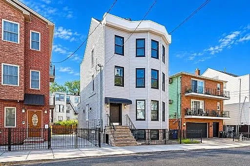 1 bed, 1.0 bath, $2,500 — Photo 1