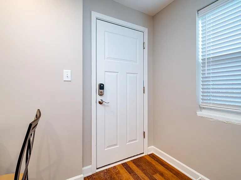 1126 Irving Ave #4 — Photo 8