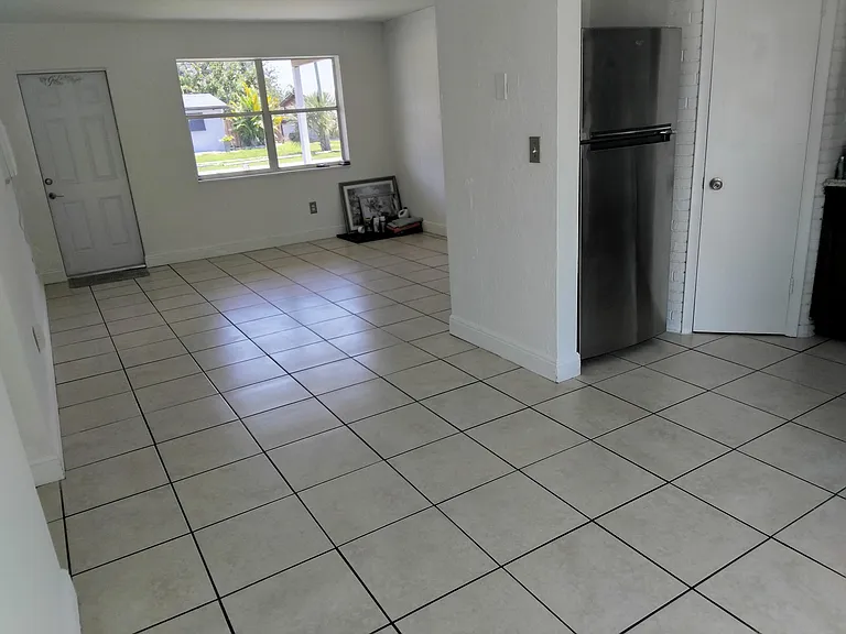 330 NW 38th St — Photo 10