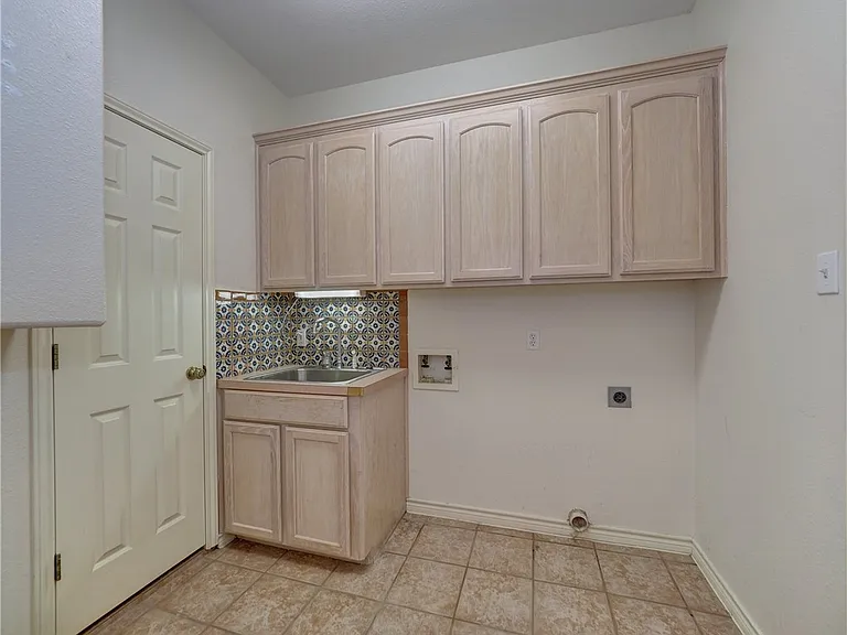 1343 Bayview Dr — Photo 37
