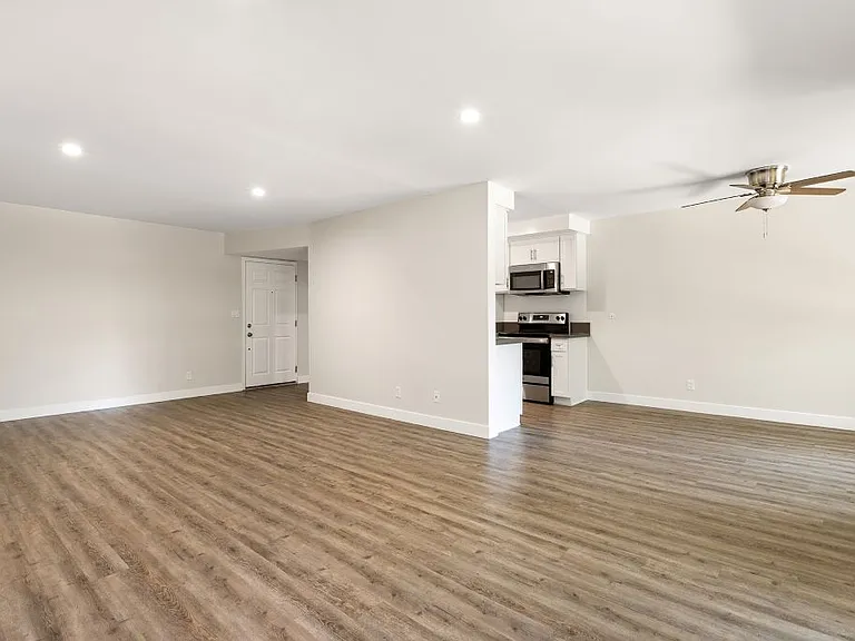 Lombardi Apartments — Photo 36