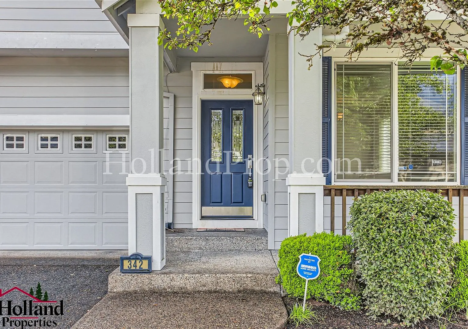 Your Dream Home Awaits Spacious, Inviting & Full of Charm! — Photo 3