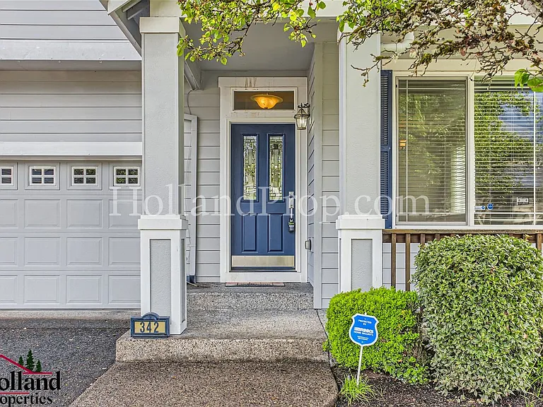 342 NW Malia Ln — Photo 3