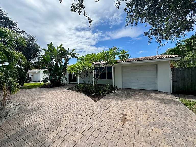 924 SE 8th Ct — Photo 2