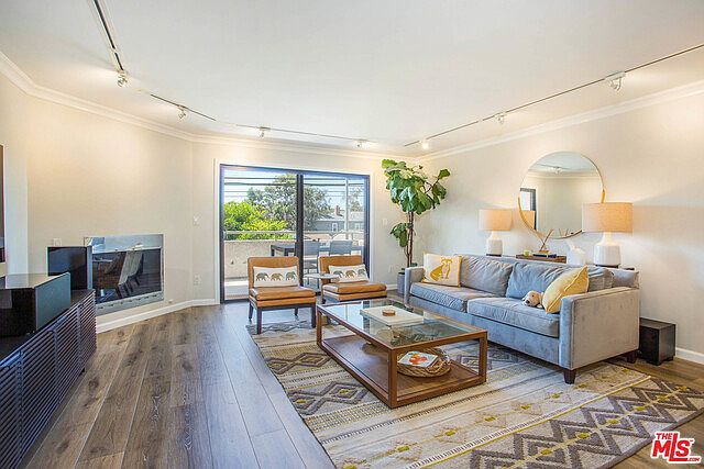 Living room (bright, roomy and airy)