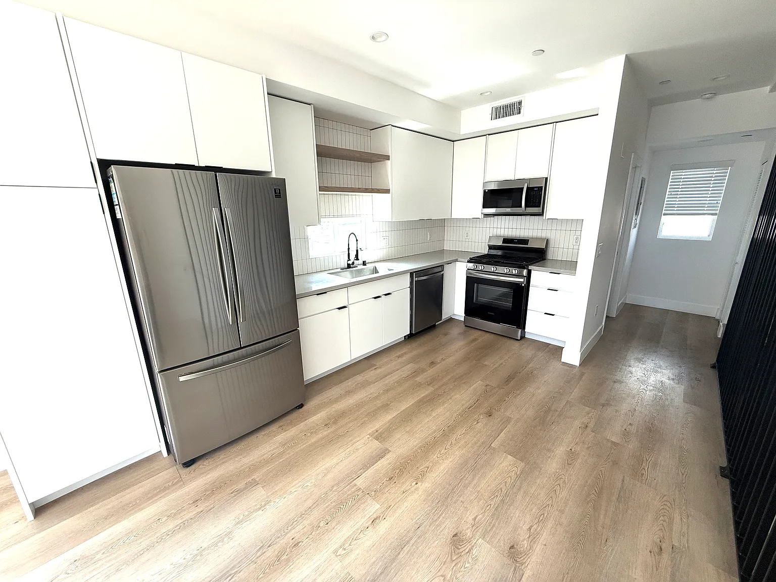 3 bed, 1400 sqft, $4,900 — Photo 3