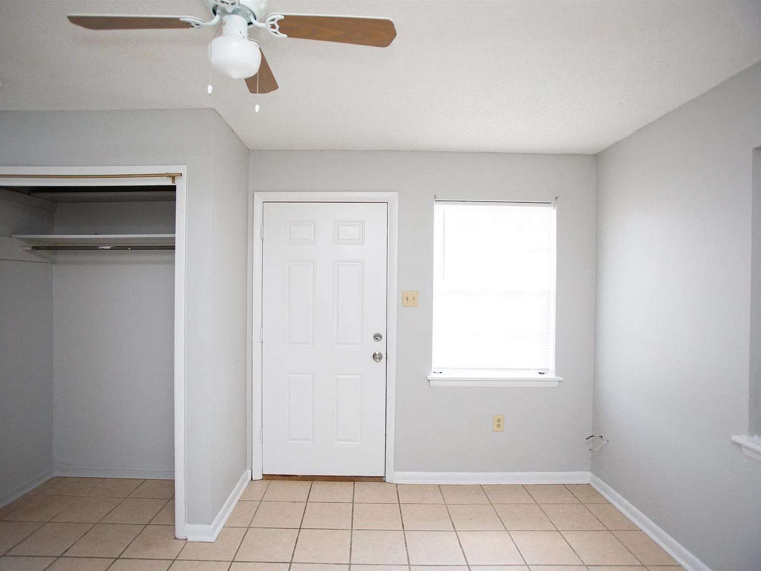 1 bed, 1.0 bath, 300 sqft, $550 — Photo 2