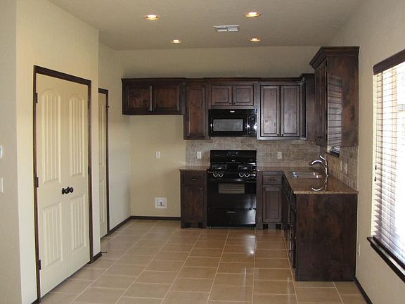 Kitchen has Granite!!!