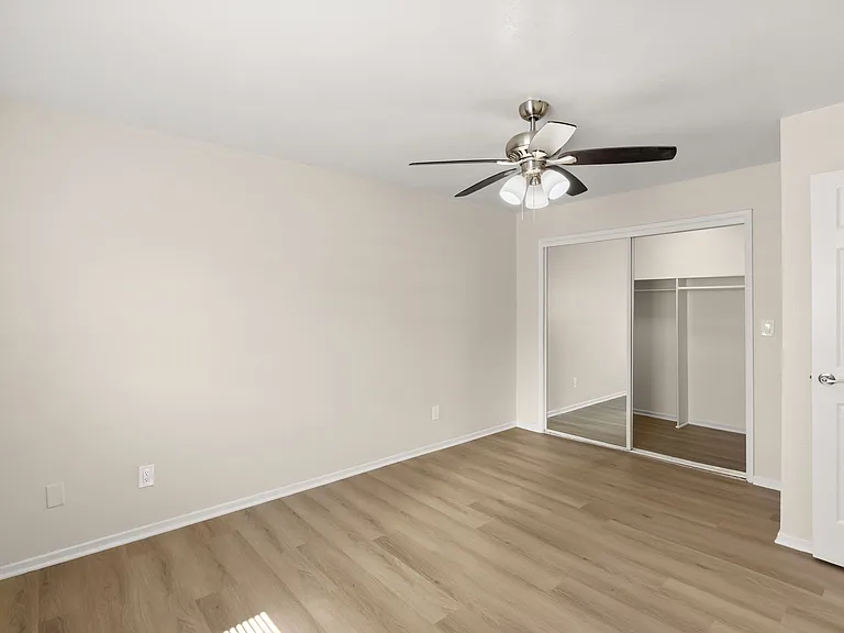 Melrose Manor Apartments - Riverside, CA — Photo 10