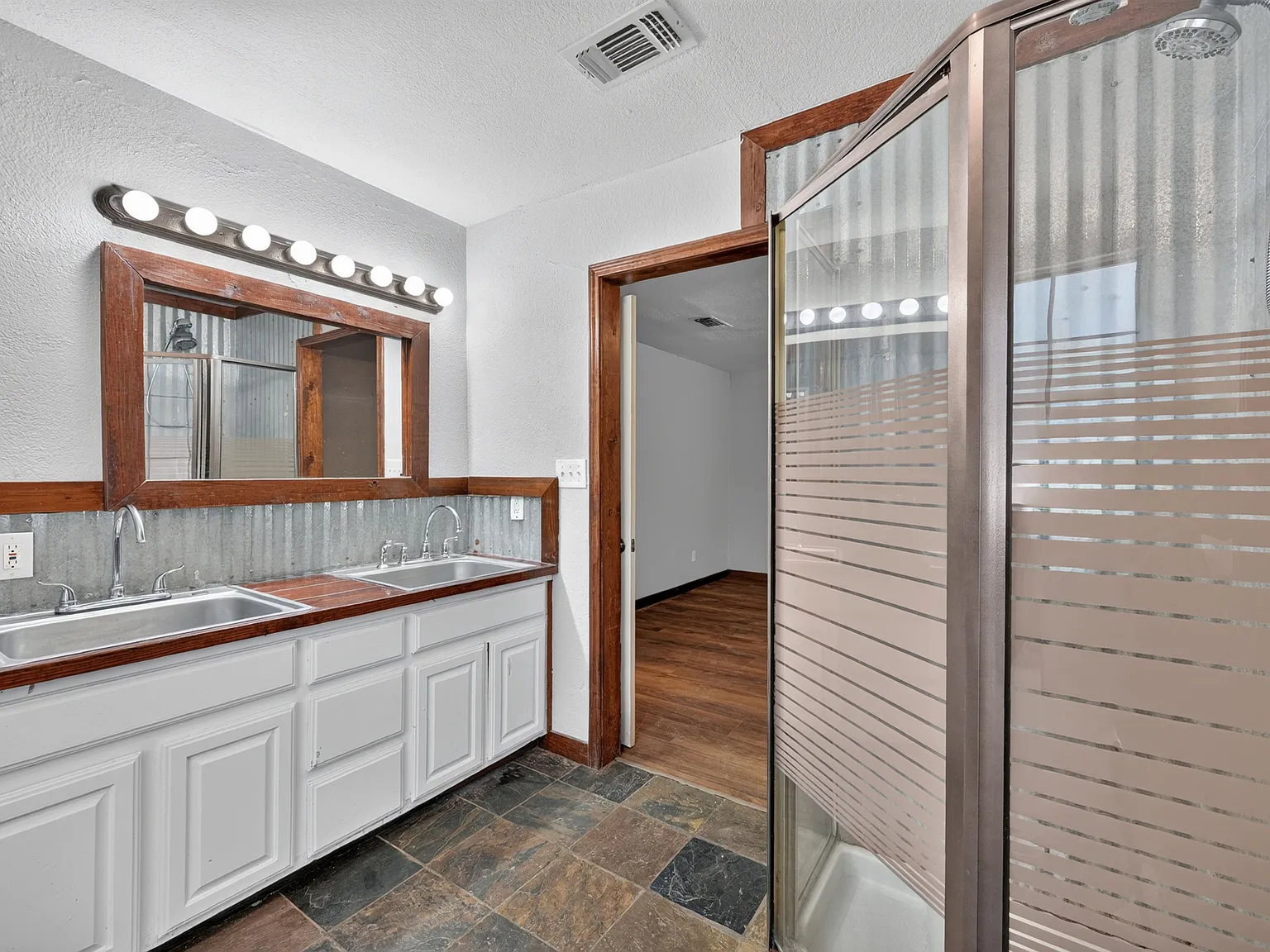 600 Jefferson Avenue — Photo 2