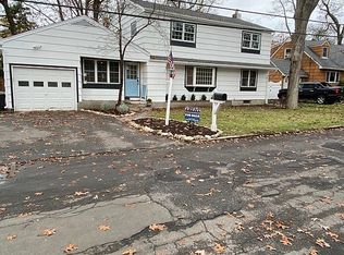 5 Mayflower Ct, Centerport, NY 11721
