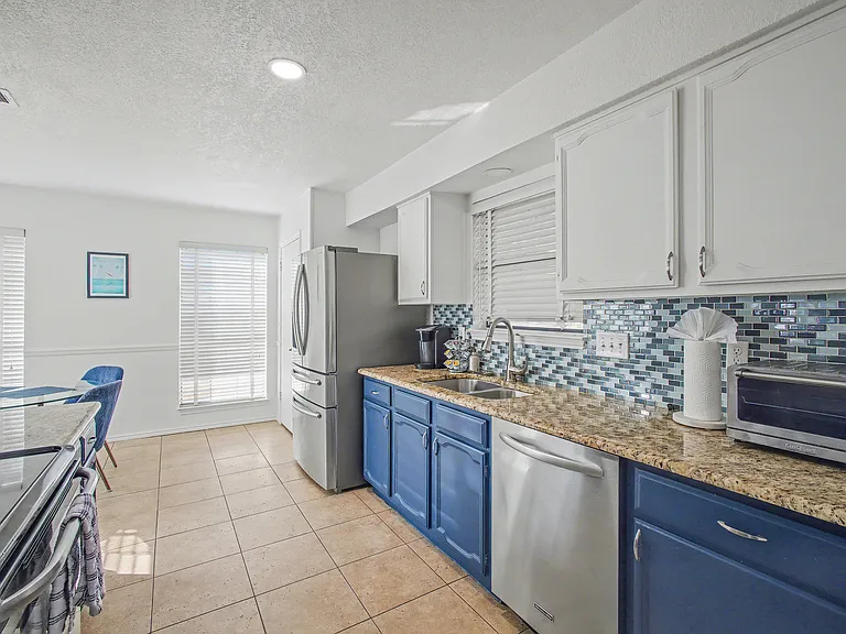 913 Sandhurst Dr — Photo 18