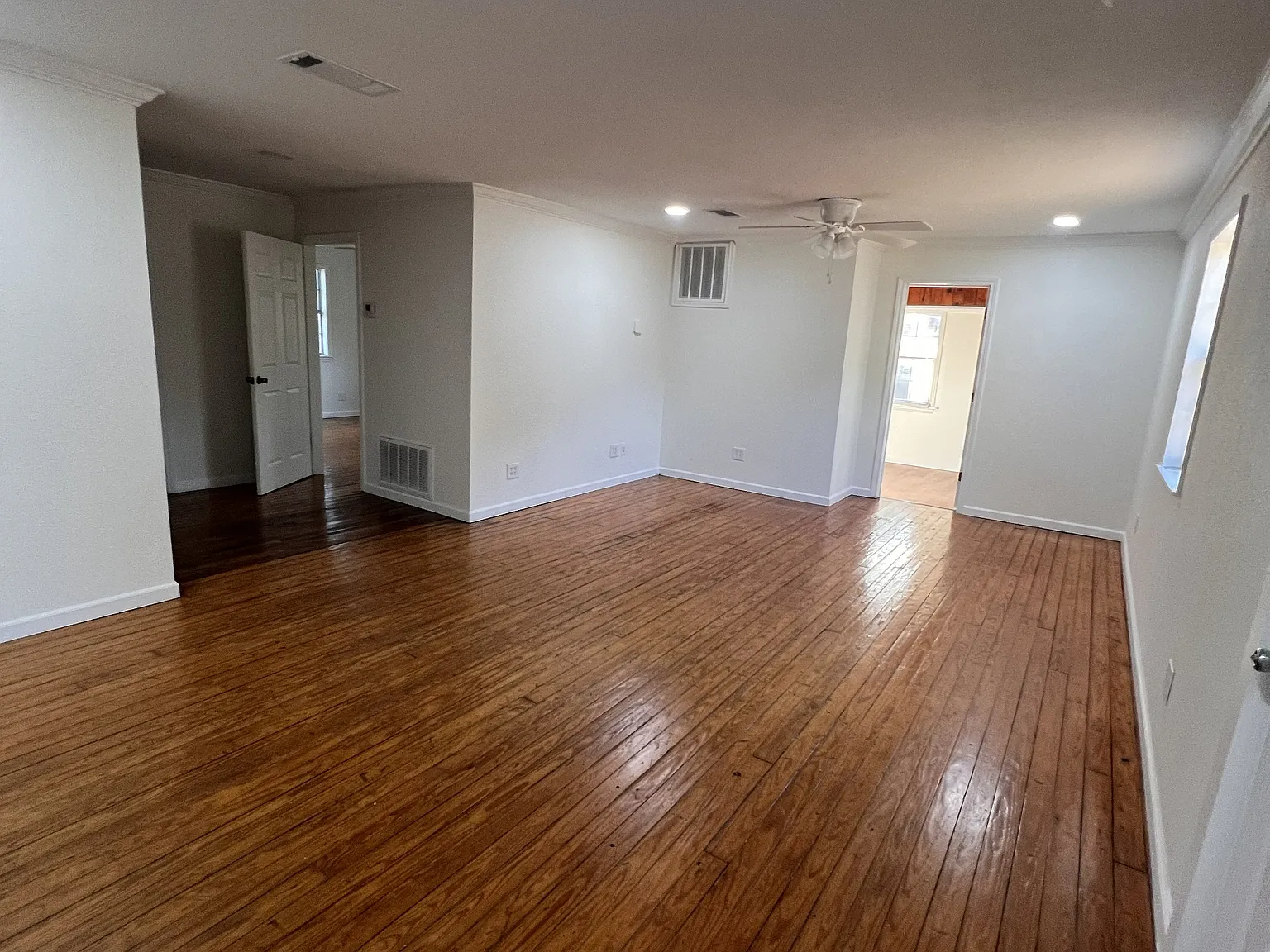 211 W Plum St — Photo 3