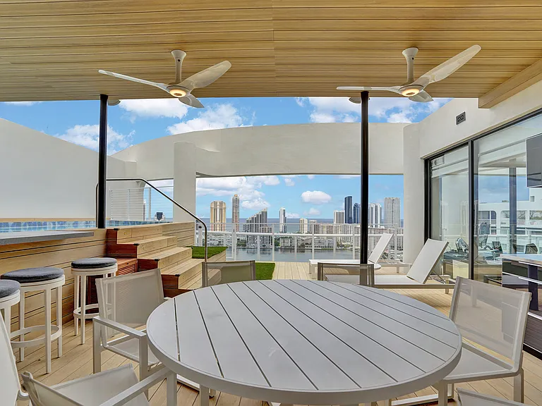 Private terrace:pool, bbq, bath and lounge area