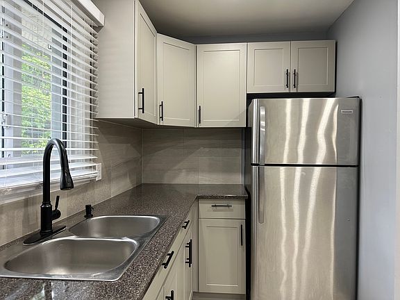 4th image of 1612 Cherryhill Rd