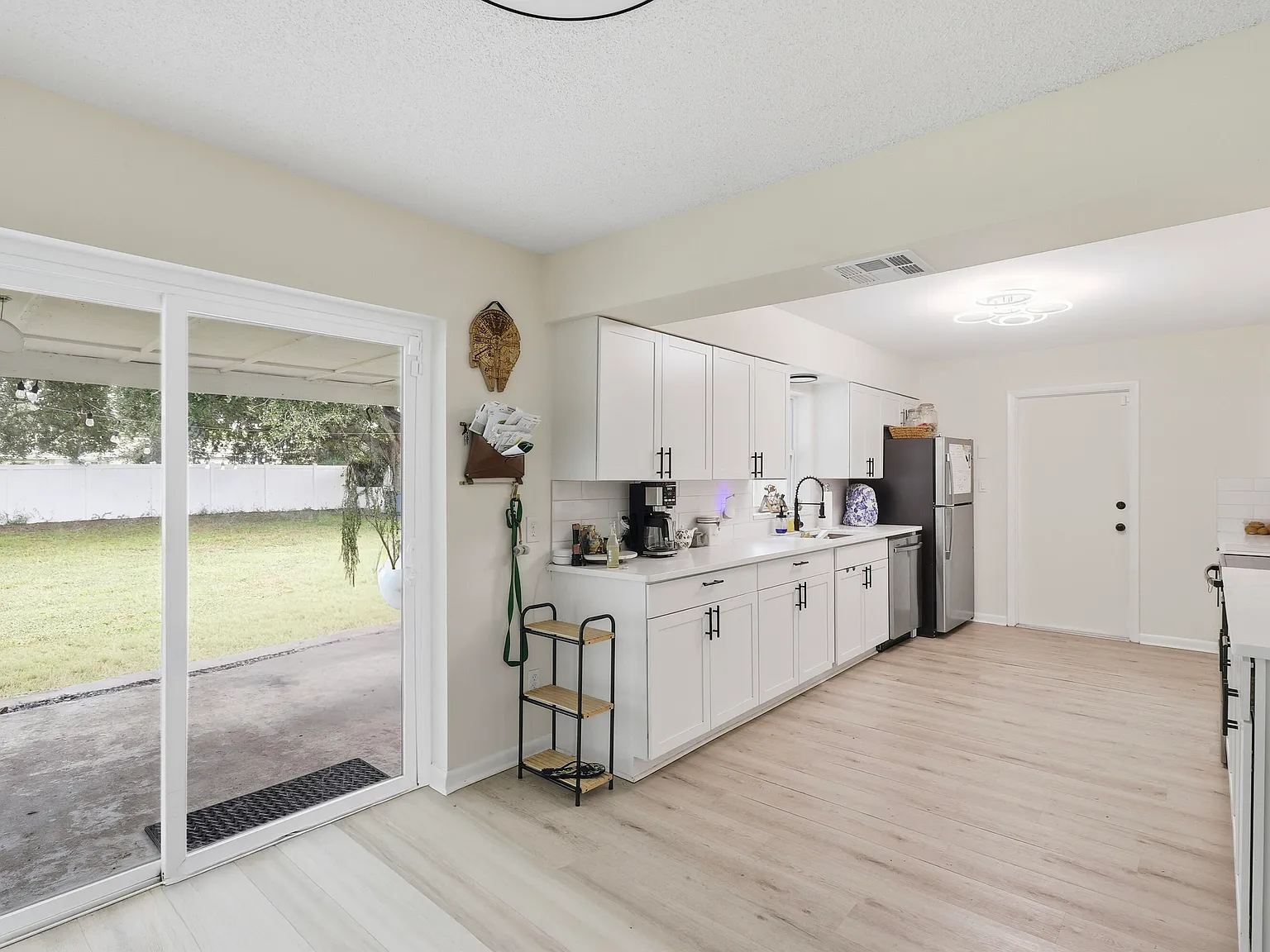 3 bed, 2.0 bath, 1410 sqft, $2,700 — Photo 4