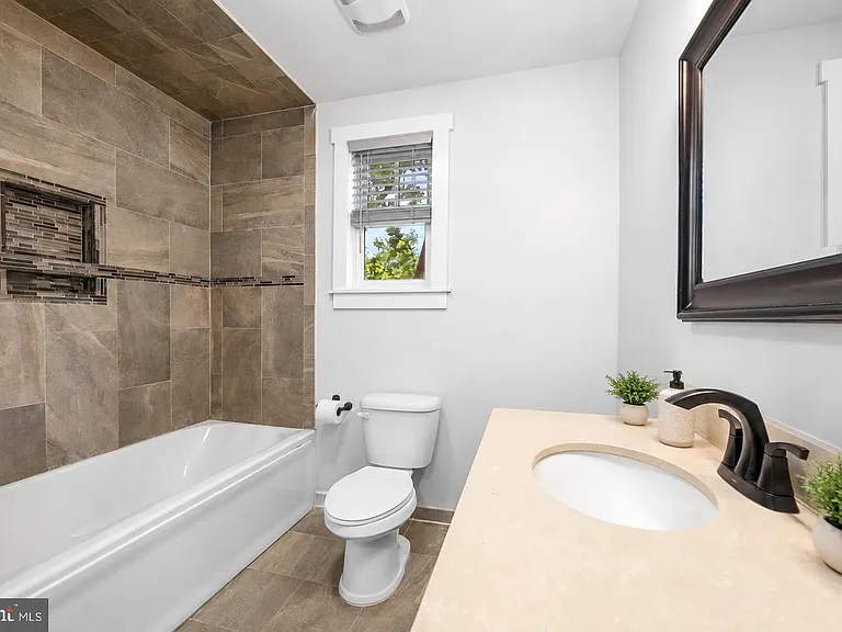 457 S 6th St — Photo 17