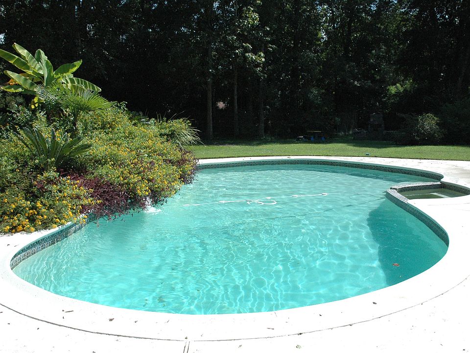 LARGE POOL