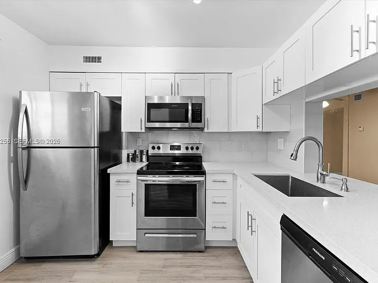 3047 N Oakland Forest Dr #204 — Photo 4