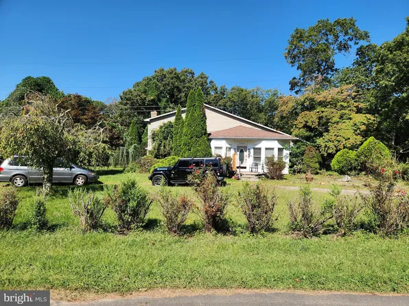 8458 Bussenius Rd, Pasadena, MD 21122