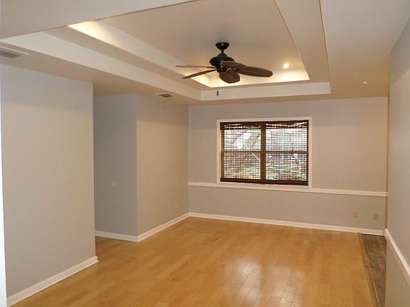 2nd image of 309 Hawthorne Ln