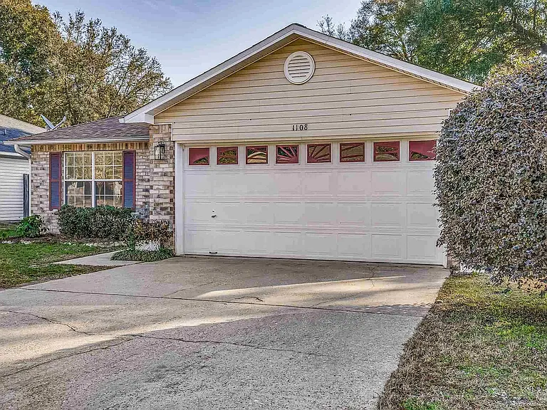 1108 Simpson St — Photo 4