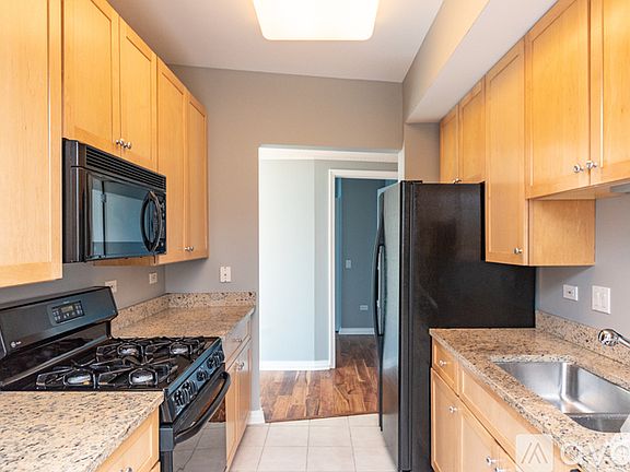 4th image of 33 W Ontario St #33W