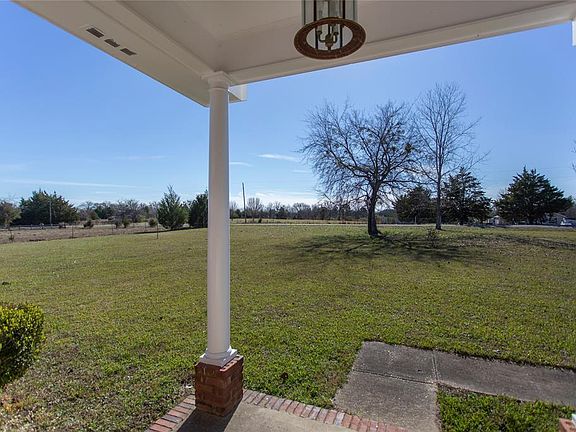 3rd image of 322 Lakeberry Ln