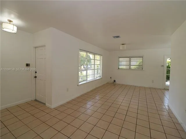 3 bed, 2.0 bath, 1286 sqft, $5,100 — Photo 4