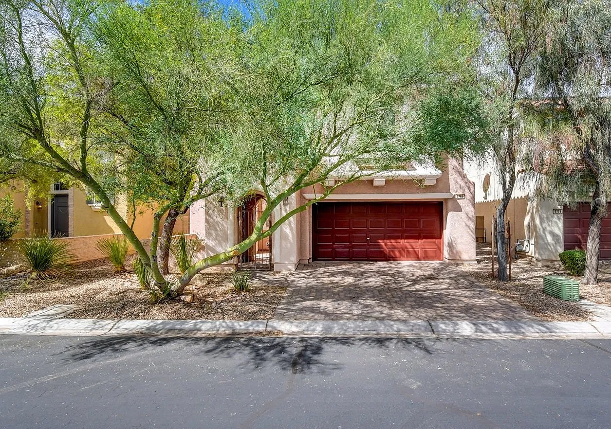 3 bed, 2.5 bath, 1919 sqft, $2,195 — Photo 2