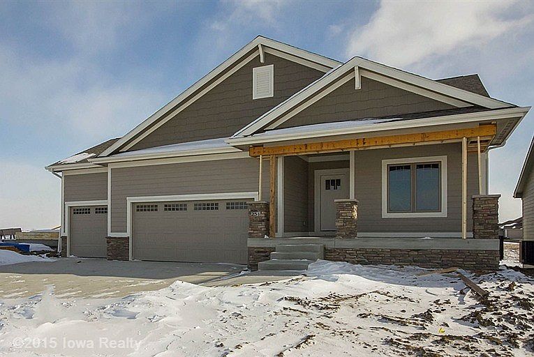 1st image of 251 NE Pinehurst Cir