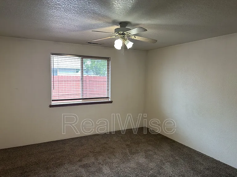 2210 SW Bridge St — Photo 12