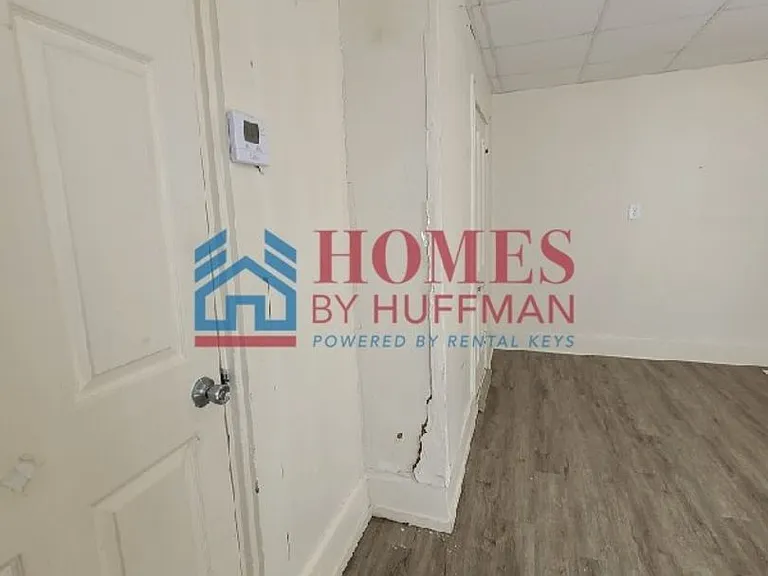 1319 Oakley St — Photo 10
