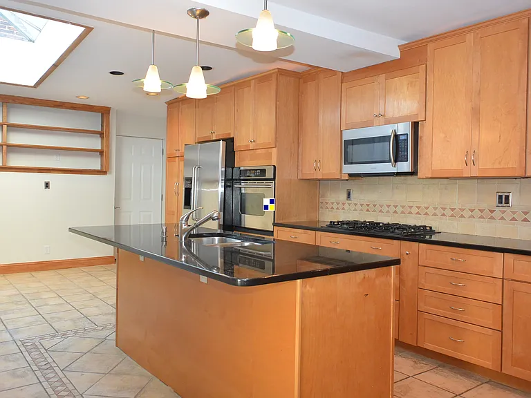 319 E Cross St — Photo 9