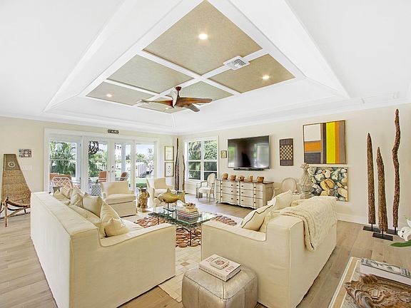 4th image of 819 Country Club Dr