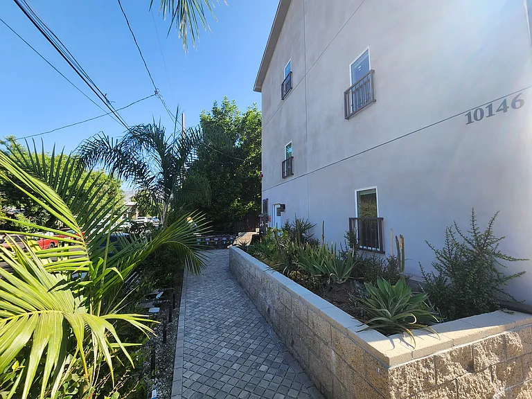 10146 Fernglen Ave #B — Photo 48