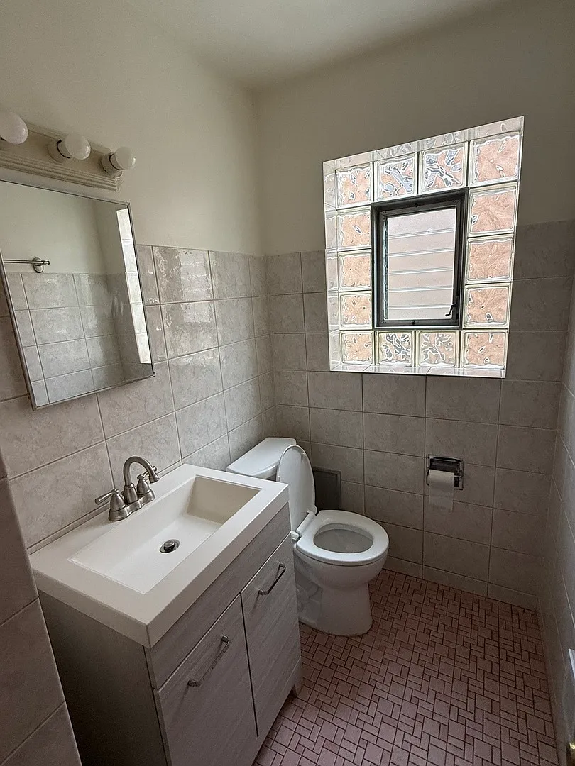 3 bed, 1.5 bath, 2000 sqft, $2,400 — Photo 3