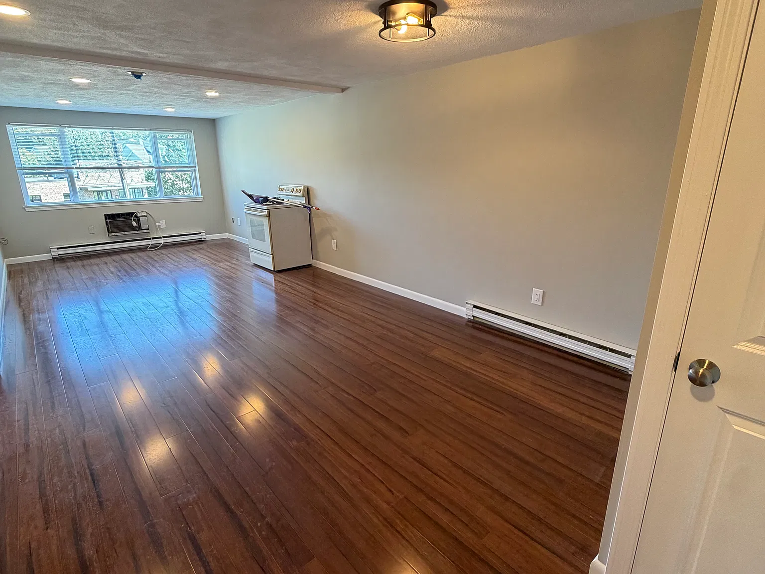 1 bed, 700 sqft, $2,350 — Photo 3