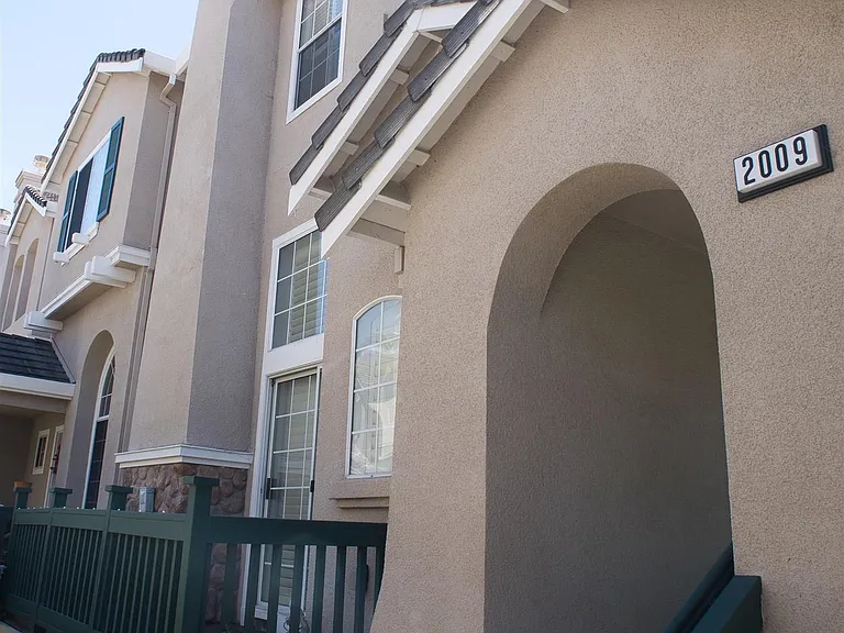 2009 Swan St — Photo 2