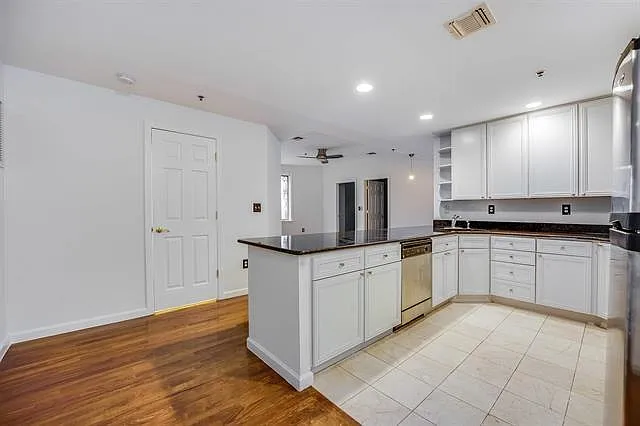 Building Photo - 515 Gregory Ave #5
