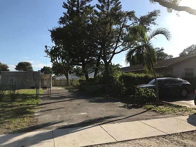 2nd image of 1900 Liberty St