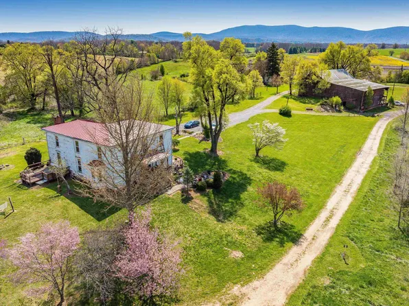 514 Lipscomb Rd, Stuarts Draft, VA 24477