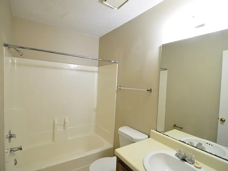12104 Carriage Ct SE — Photo 4