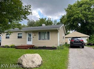 2116 Sandalwood Dr, Burton, MI 48519