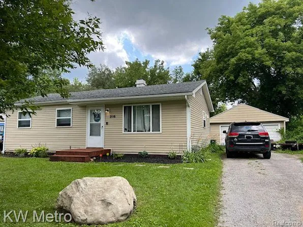 2116 Sandalwood Dr, Burton, MI 48519
