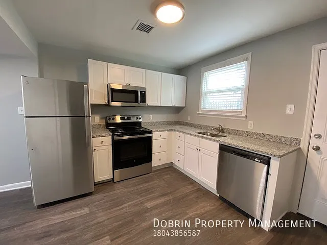1821 Thomas St — Photo 1