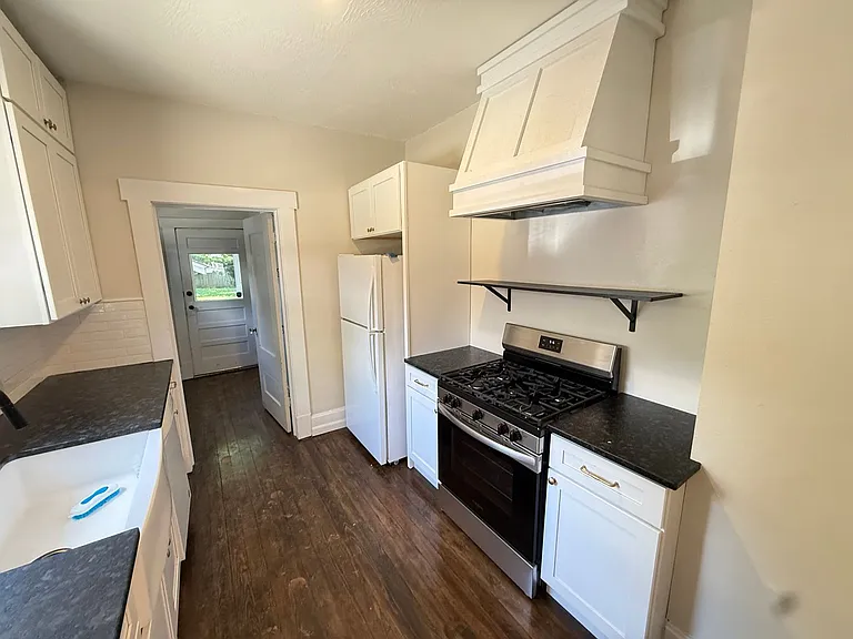 1038 S Fremont Ave — Photo 14