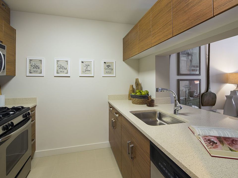 2nd image of 530 W 45th St APT 6R