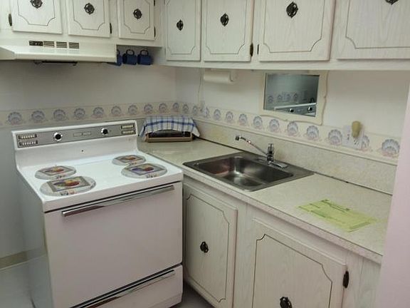 5th image of 500 Village Green Cir W APT 118
