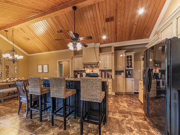 5th image of 222 S Montauban Dr